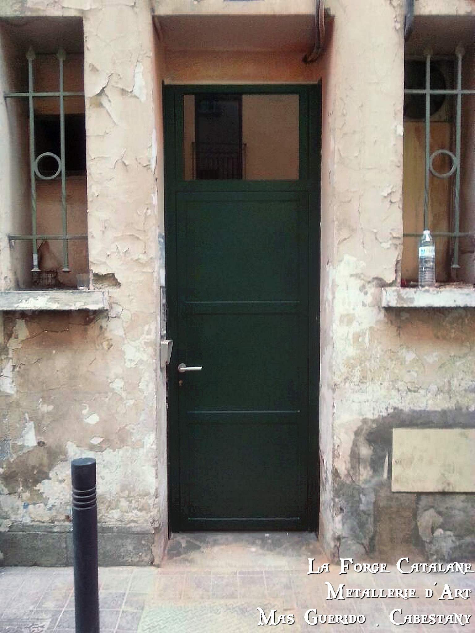 porte entree tole imposte vitree La Forge Catalane Cabestany.jpg